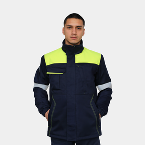 Hombre usando parka ignífuga impermeable FIREWEAR® bicolor azul y amarillo en vista frontal.