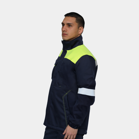Hombre usando parka ignífuga impermeable FIREWEAR® bicolor azul y amarillo en vista lateral.