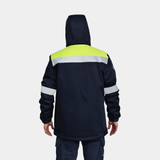 Hombre usando parka ignífuga impermeable FIREWEAR® bicolor azul y amarillo en vista posterior con capucha.