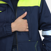 Detalle de bolsillo frontal de parka ignífuga impermeable FIREWEAR®.