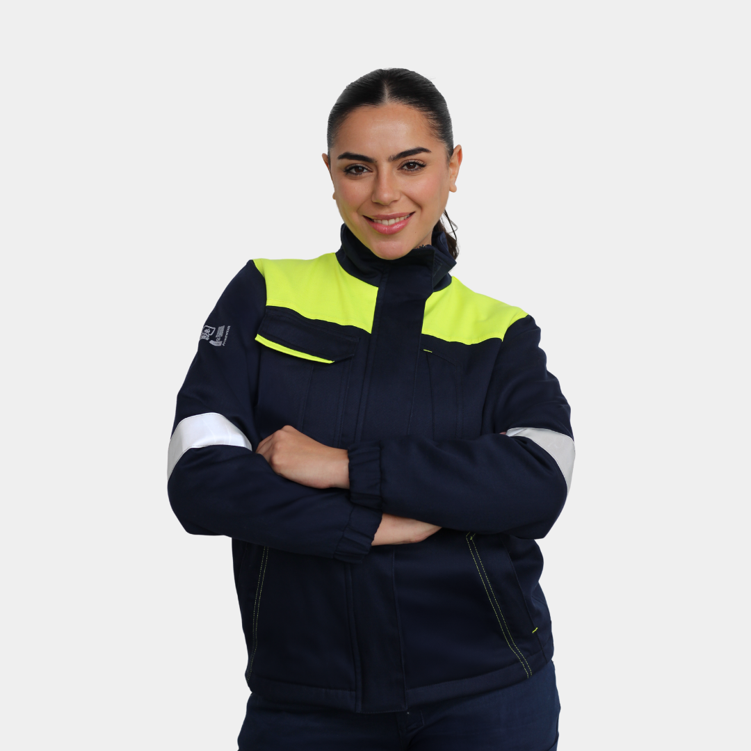 Mujer usando parka ignífuga impermeable FIREWEAR® bicolor con brazos cruzados.