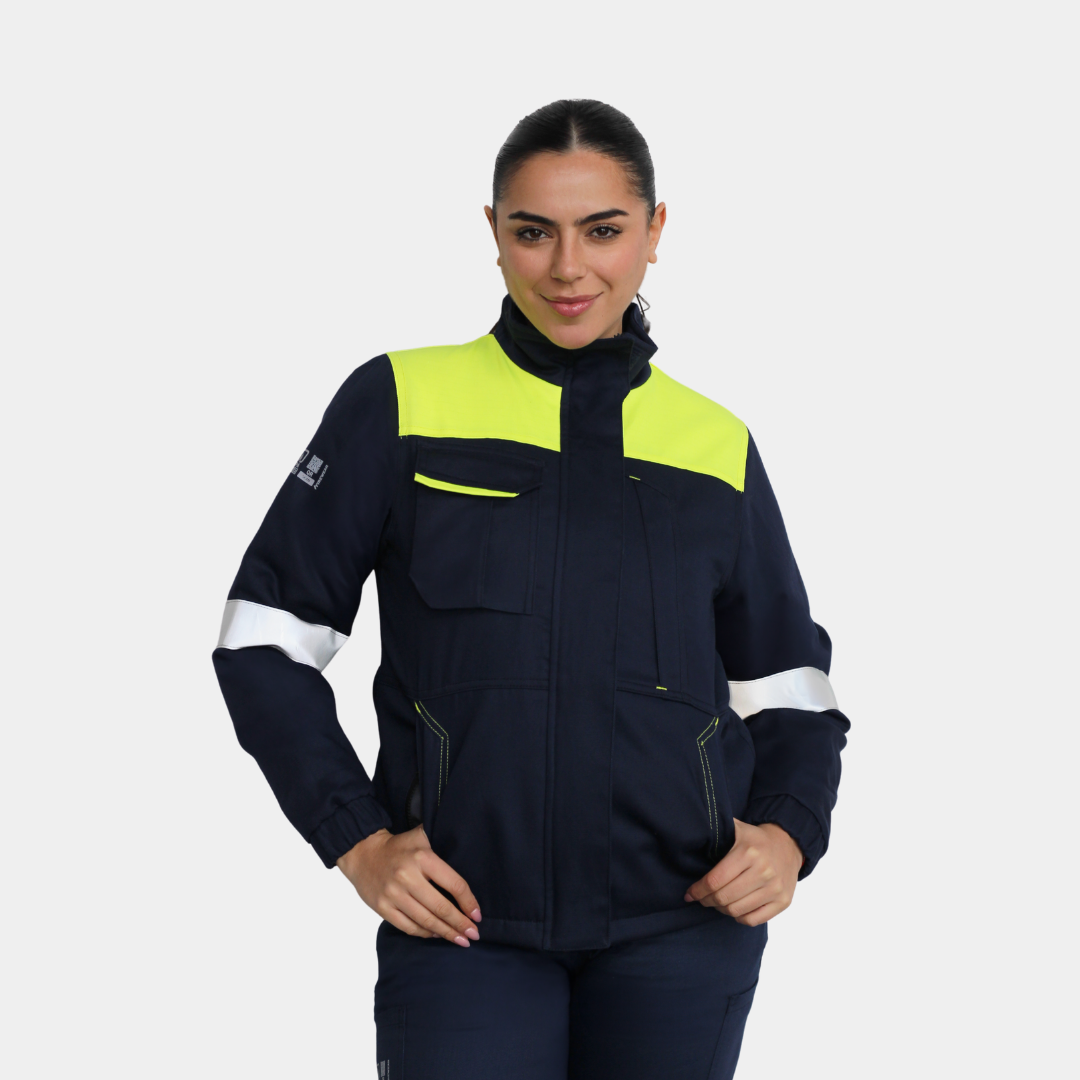 Mujer usando parka ignífuga impermeable FIREWEAR® bicolor en vista frontal.