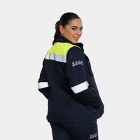 Mujer usando parka ignífuga impermeable FIREWEAR® bicolor en vista lateral.