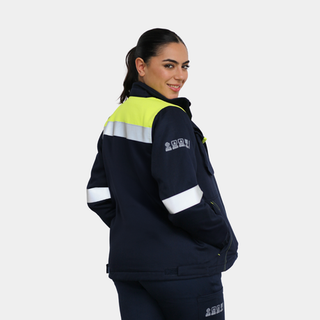Mujer usando parka ignífuga impermeable FIREWEAR® bicolor en vista lateral.
