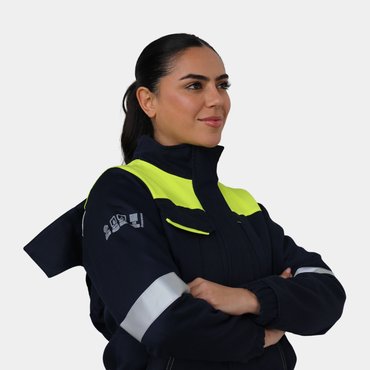 Mujer usando parka ignífuga impermeable FIREWEAR® bicolor en vista tres cuartos.