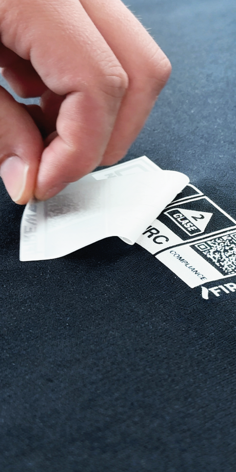 Personalización de logo corporativo en ropa ignífuga FIREWEAR® VITATEX.