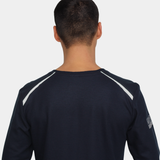 Hombre usando polera ignífuga FIREWEAR® azul marino de cuello redondo en vista posterior superior.