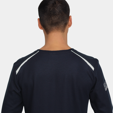 Hombre usando polera ignífuga FIREWEAR® azul marino de cuello redondo en vista posterior superior.