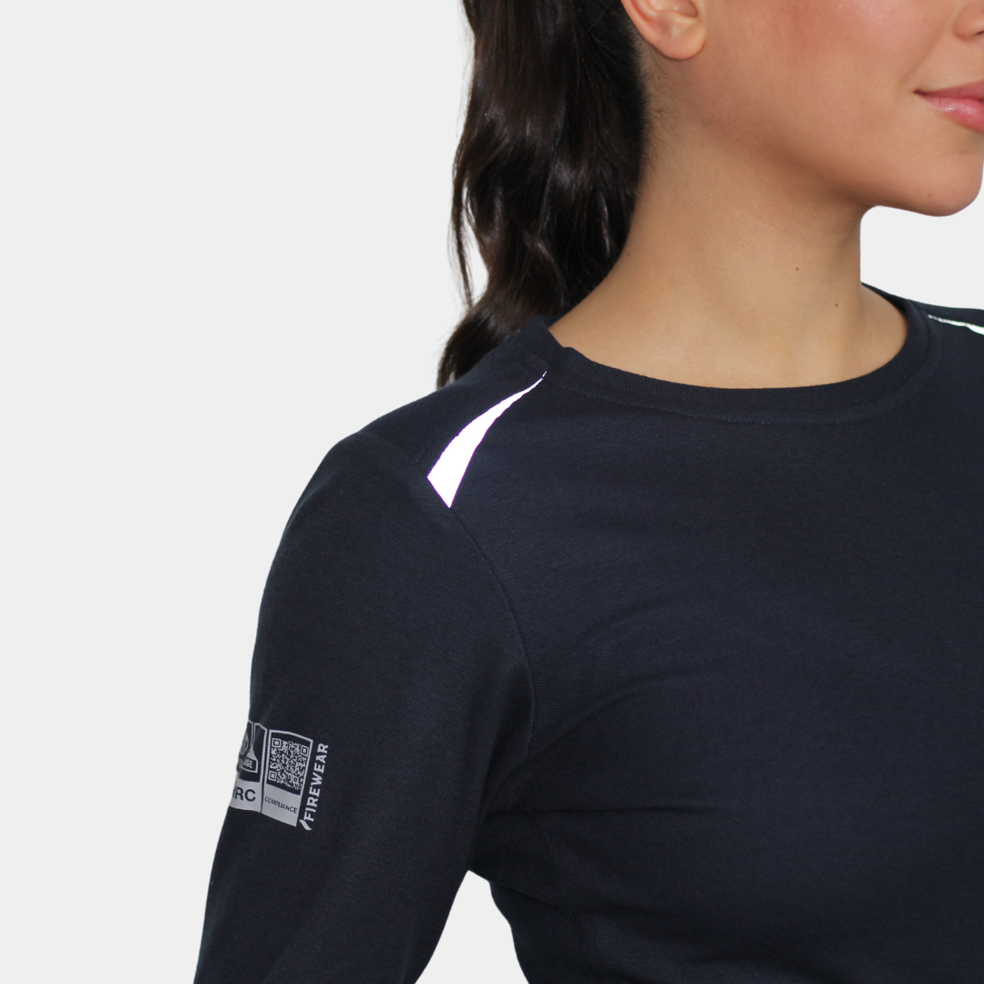 Detalle de cuello de polera ignífuga FIREWEAR® azul marino de cuello redondo para mujer.