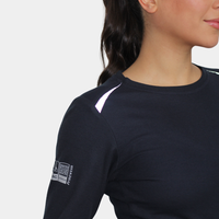 Detalle de cuello de polera ignífuga FIREWEAR® azul marino de cuello redondo para mujer.