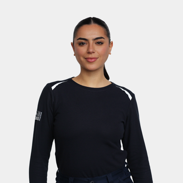 Mujer usando polera ignífuga FIREWEAR® azul marino de cuello redondo en vista frontal.