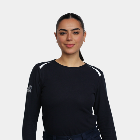 Mujer usando polera ignífuga FIREWEAR® azul marino de cuello redondo en vista frontal.