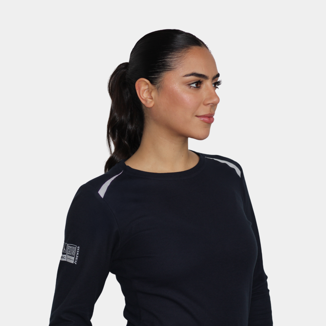 Mujer usando polera ignífuga FIREWEAR® azul marino de cuello redondo en vista tres cuartos.