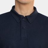 Detalle de cuello polo de polera ignífuga FIREWEAR® azul marino para hombre.