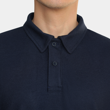 Detalle de cuello polo de polera ignífuga FIREWEAR® azul marino para hombre.