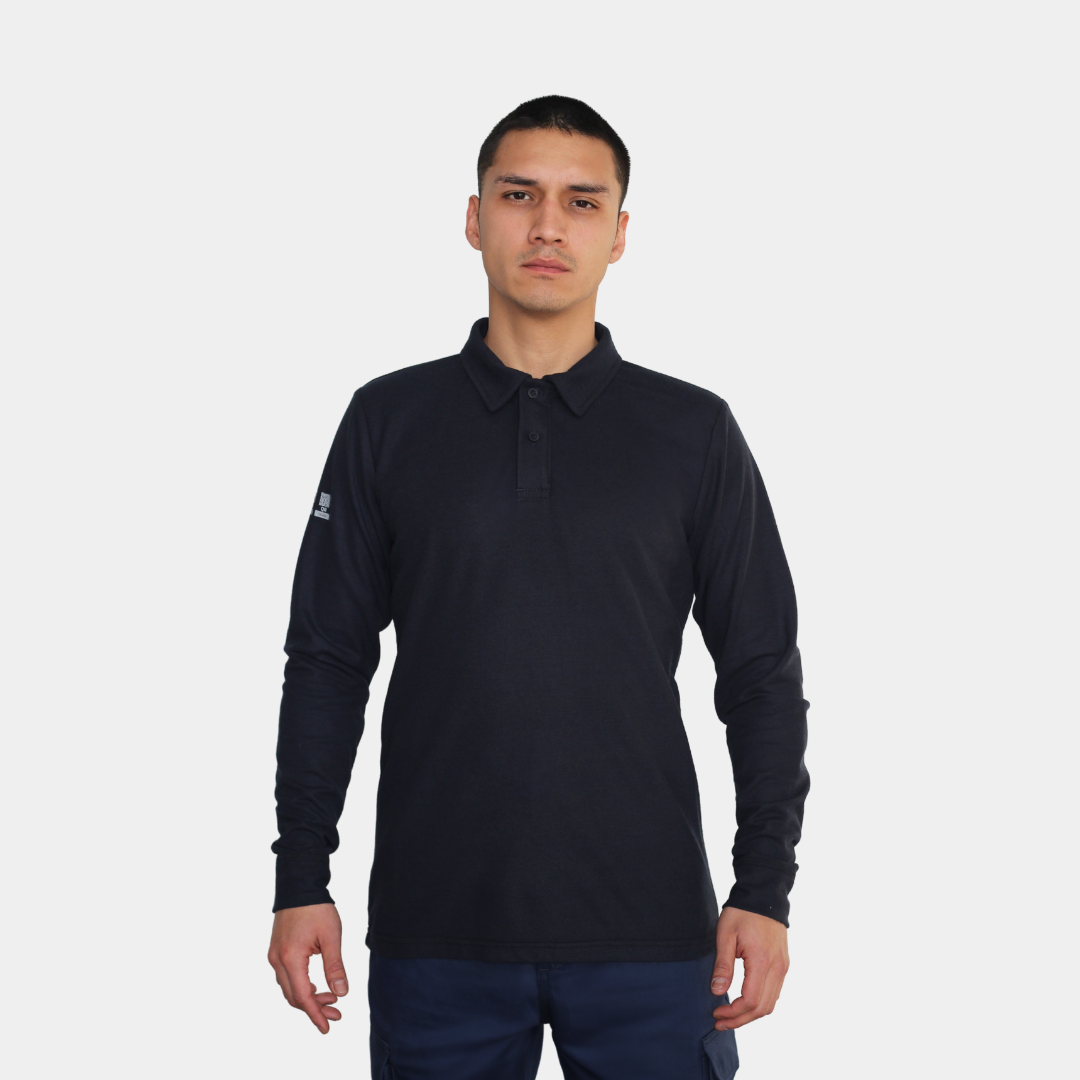 Hombre usando polera polo ignífuga FIREWEAR® azul marino en vista frontal de cuerpo completo.
