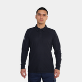 Hombre usando polera polo ignífuga FIREWEAR® azul marino en vista frontal de cuerpo completo.