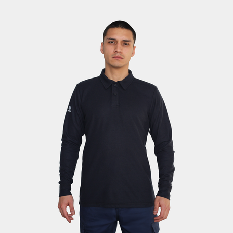 Hombre usando polera polo ignífuga FIREWEAR® azul marino en vista frontal de cuerpo completo.