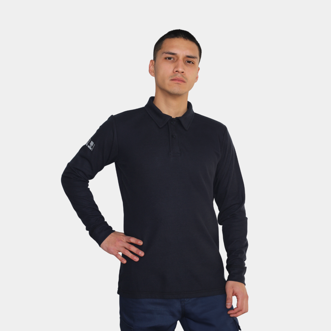 Hombre usando polera polo ignífuga FIREWEAR® azul marino en vista frontal con mano en la cintura.