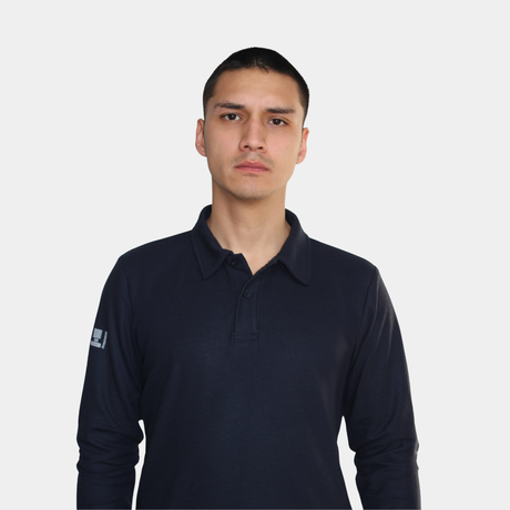 Hombre usando polera polo ignífuga FIREWEAR® azul marino en vista frontal superior.
