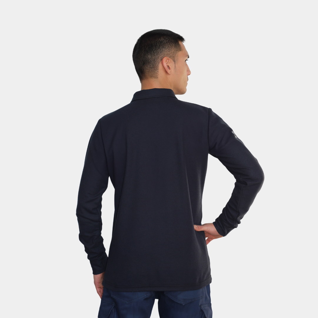 Hombre usando polera polo ignífuga FIREWEAR® azul marino en vista posterior.