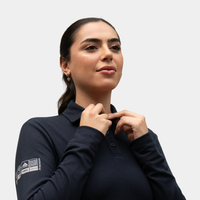 Detalle frontal de cuello de polera polo ignífuga FIREWEAR® azul marino para mujer.