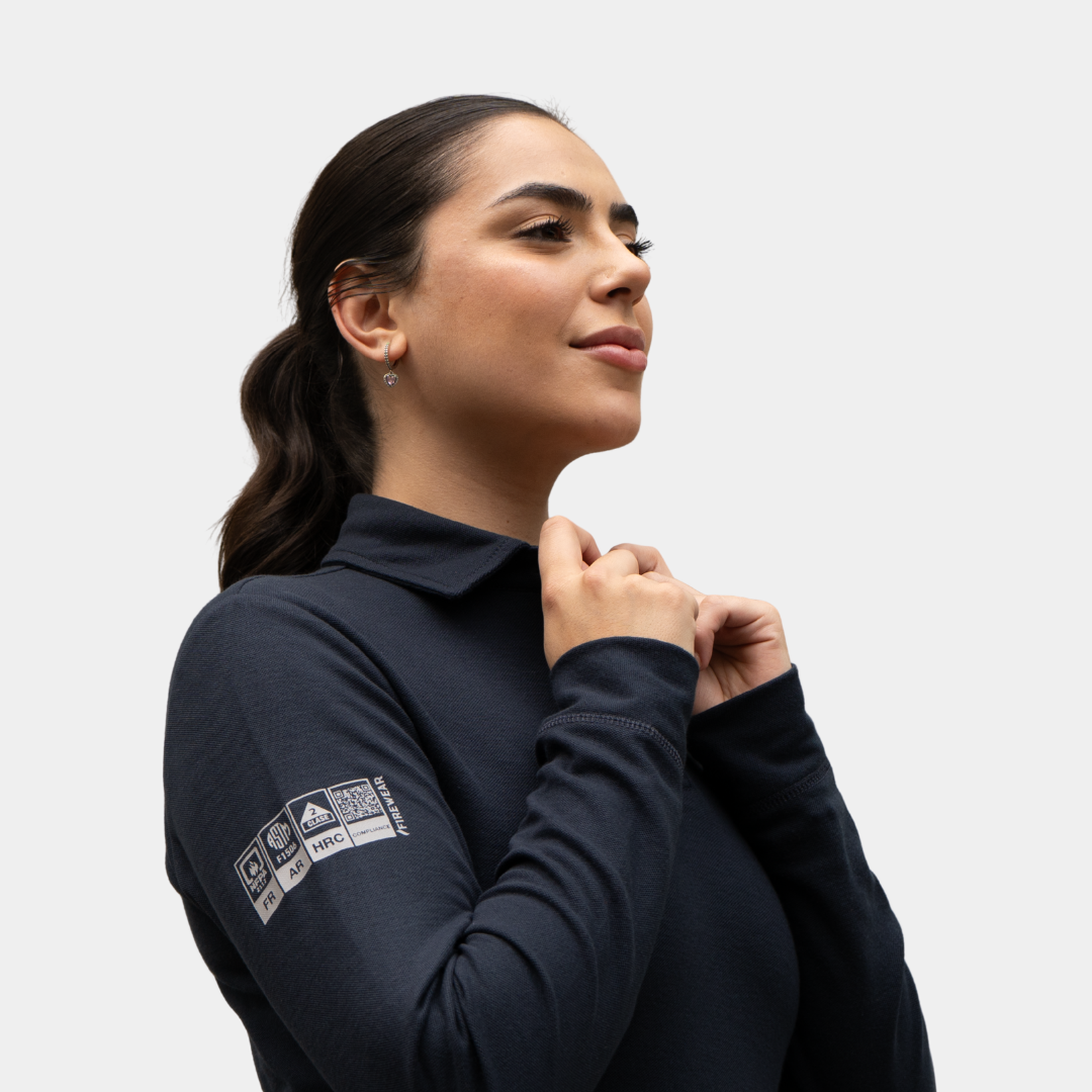 Detalle lateral de cuello de polera polo ignífuga FIREWEAR® azul marino para mujer.