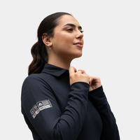 Detalle lateral de cuello de polera polo ignífuga FIREWEAR® azul marino para mujer.