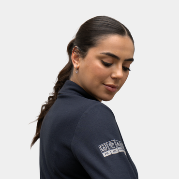 Detalle de manga de polera polo ignífuga FIREWEAR® azul marino para mujer.