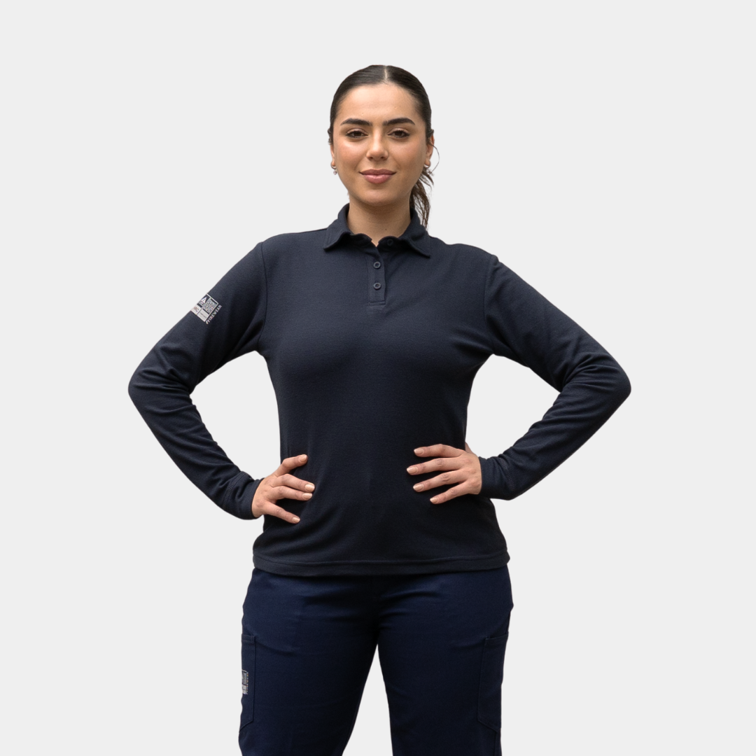 Mujer usando polera polo ignífuga FIREWEAR® azul marino en vista frontal.