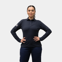 Mujer usando polera polo ignífuga FIREWEAR® azul marino en vista frontal.