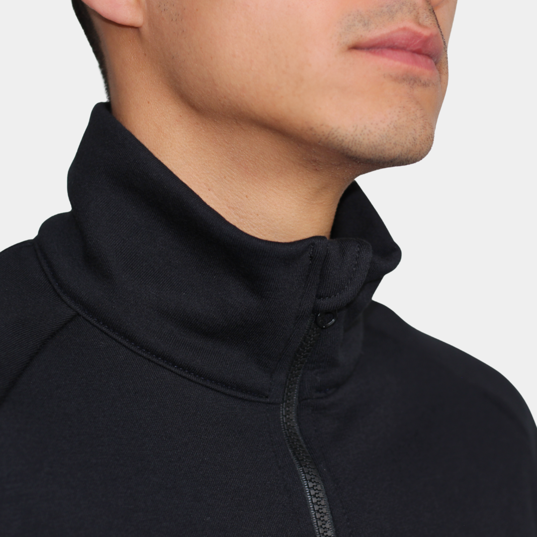 Detalle de cuello de polerón ignífugo FIREWEAR® negro para hombre.