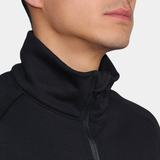 Detalle de cuello de polerón ignífugo FIREWEAR® negro para hombre.