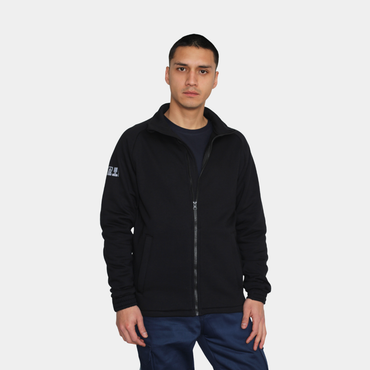 Hombre usando polerón ignífugo FIREWEAR® negro en vista frontal.