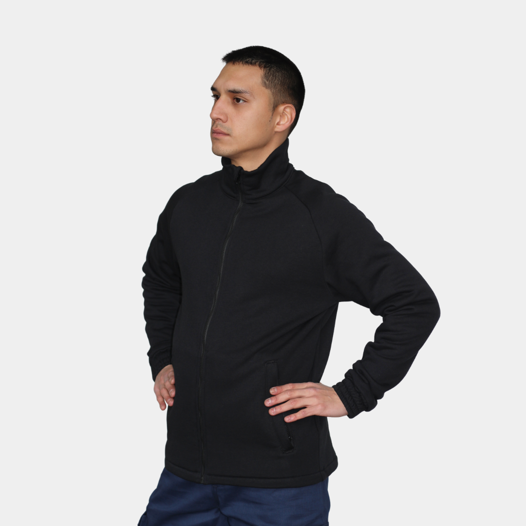 Hombre usando polerón ignífugo FIREWEAR® negro en vista lateral.