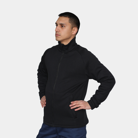 Hombre usando polerón ignífugo FIREWEAR® negro en vista lateral.