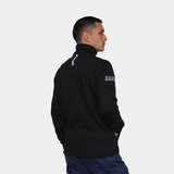 Hombre usando polerón ignífugo FIREWEAR® negro en vista posterior tres cuartos.