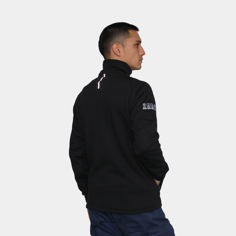 Hombre usando polerón ignífugo FIREWEAR® negro en vista posterior tres cuartos.