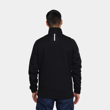 Hombre usando polerón ignífugo FIREWEAR® negro en vista posterior.