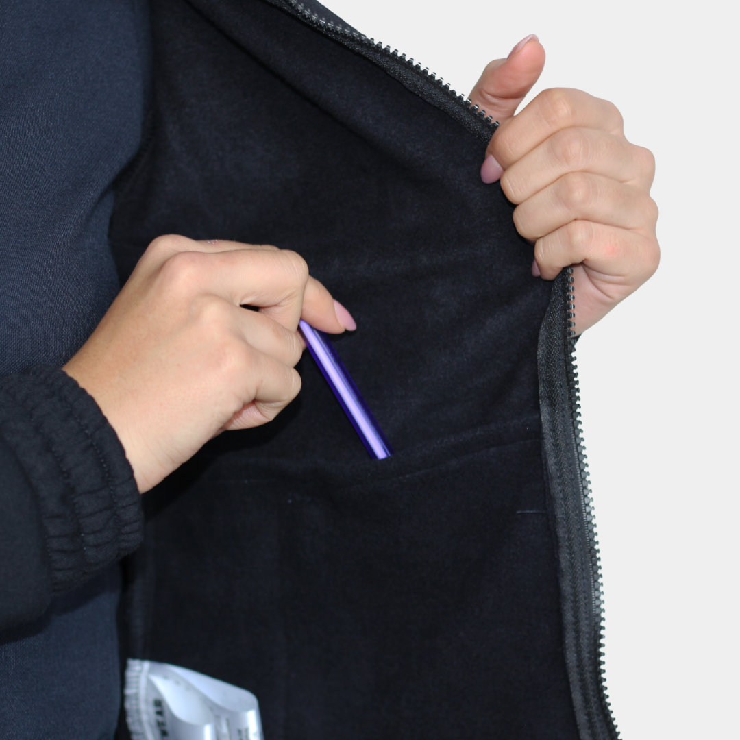 Detalle de bolsillo interior de polerón ignífugo FIREWEAR® negro para mujer.