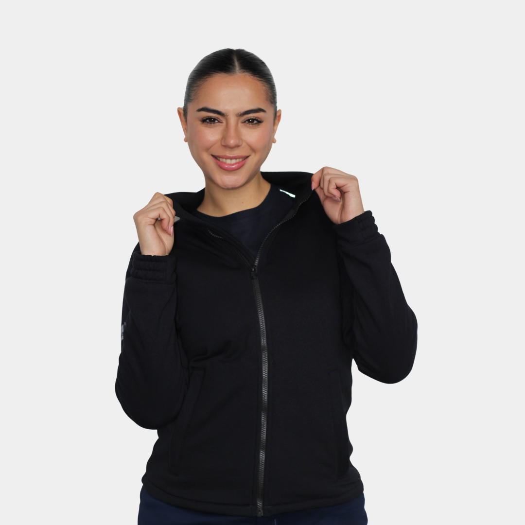 Detalle de cuello y cierre de polerón ignífugo FIREWEAR® negro para mujer.
