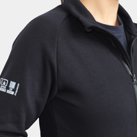 Detalle de tejido y manga de polerón ignífugo FIREWEAR® negro para mujer.
