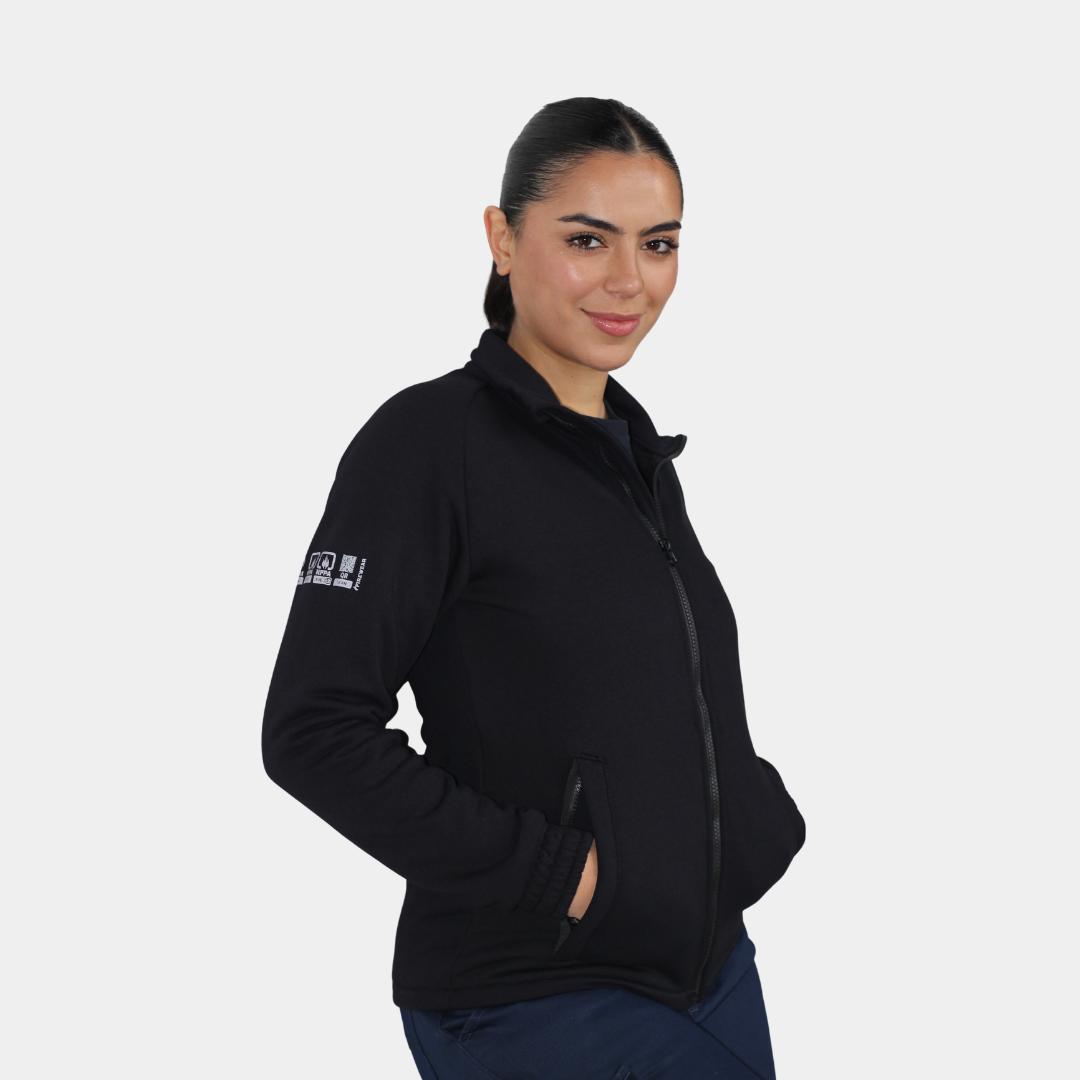 Mujer usando polerón ignífugo FIREWEAR® negro en vista lateral.