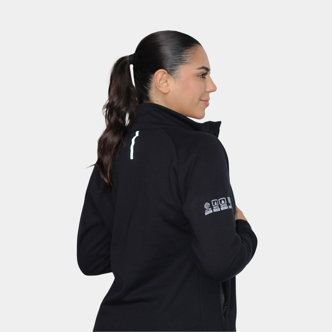 Mujer usando polerón ignífugo FIREWEAR® negro en vista posterior tres cuartos.