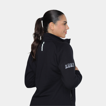 Mujer usando polerón ignífugo FIREWEAR® negro en vista posterior tres cuartos.